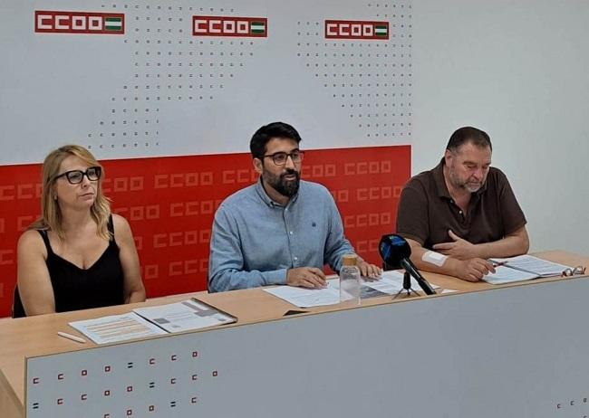 Roberto Ariza, responsable de Comercio de CCOO Granada, con Inma Omiste (IU-Equo) y José López (PSOE)