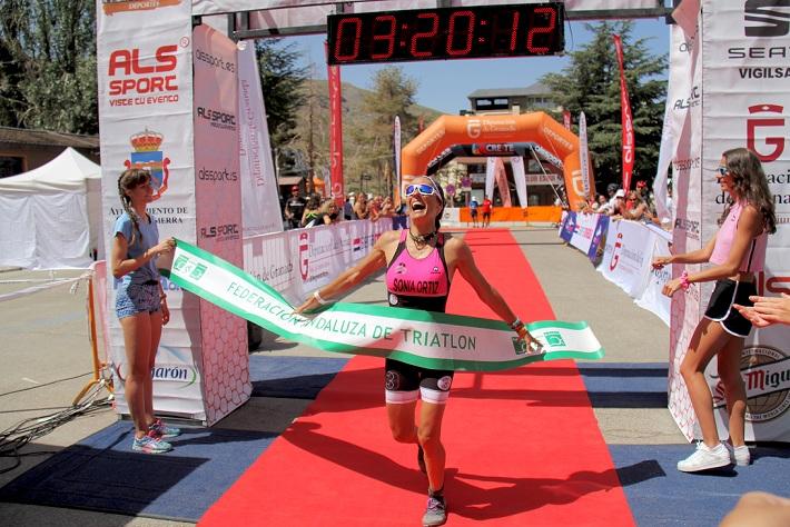 Sonia Ortiz entra, ganadora, en meta Sonia Ortiz entra, ganadora, en meta.
