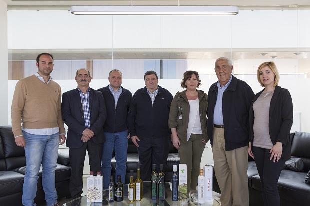 Ganadores del os premios, con sus aceites. 