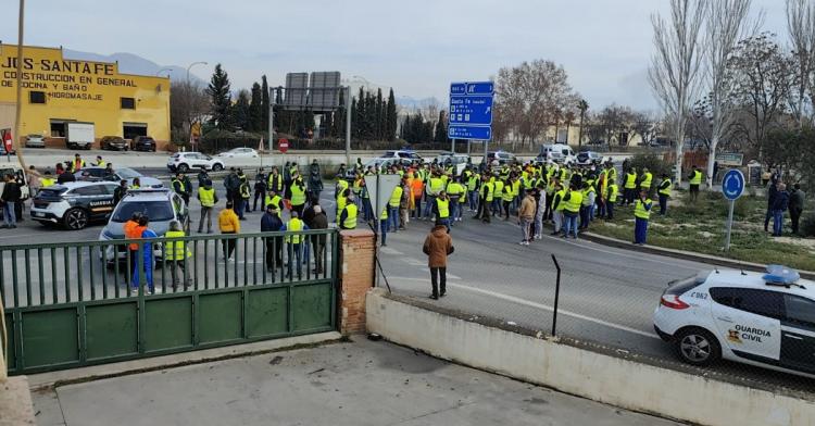 Manifestantes agrícolas retenidos en Santa Fe por un dispositivo de la Guardia Civil. 