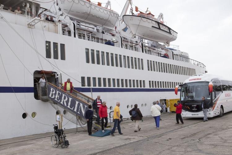 Los pasajeros del buque Berlín desembarcan.