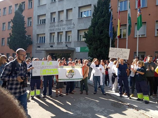 Concentración a las puertas de la Delegación de Salud.