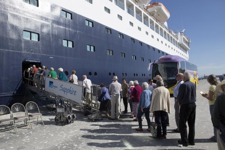 Pasajeros embarcan en el Saga Sapphire.