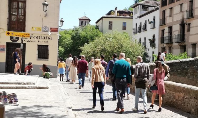 Turistas por la Carrera del Darro. 