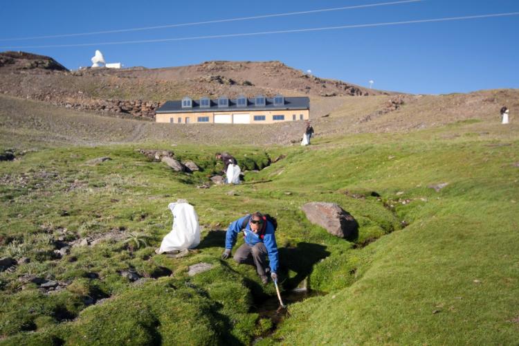 Operarios recogen residuos en los arroyos y borreguiles de Sierra Nevada.