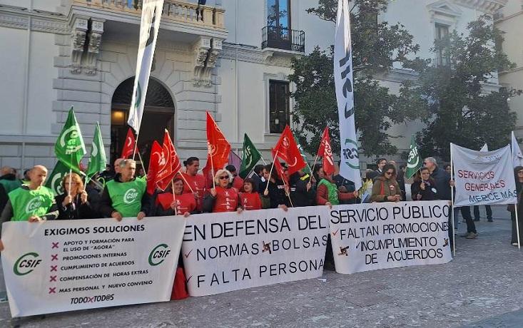 Manifestantes muestran pancartas con sus reivindicaciones. 
