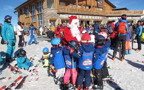 Papá Noel, rodeado de niños en Borreguiles Papá Noel, rodeado de niños en Borreguiles.