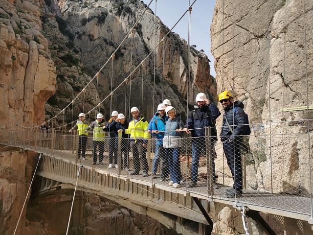 Miembros del equipo investigador, durante una visita al Caminito del Rey. 