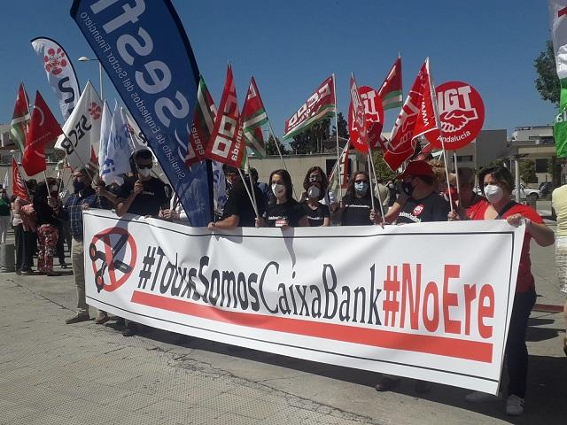 Protesta del personal de CaixaBank en la entrada del 'Cubo'. 