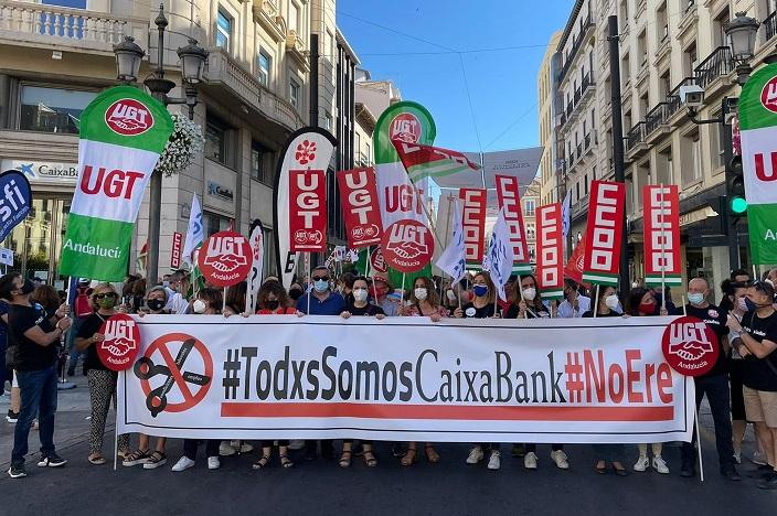 Concentración junto al edificio Costales, en Reyes Católicos.  