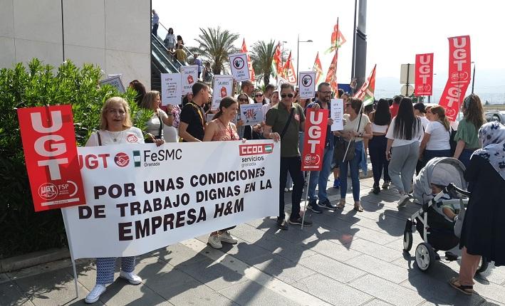 Concentración frente a la sede de H&H en el centro comercial Nevada. 