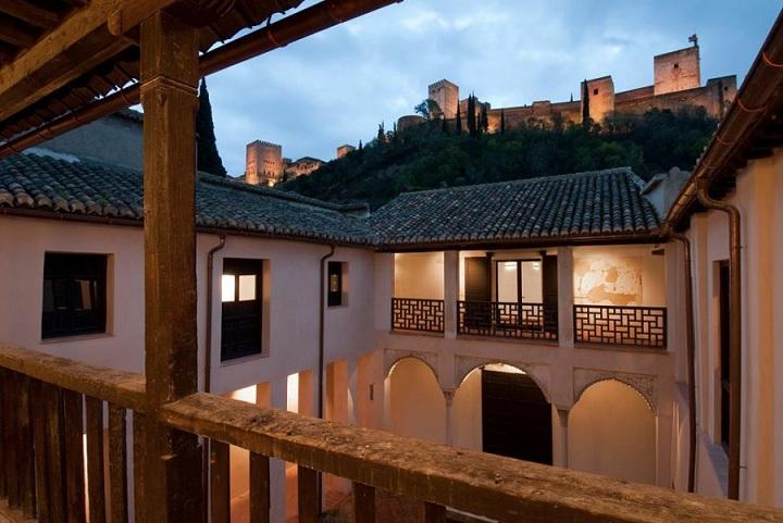 Casa de Zafra, con la Alhambra al fondo. 
