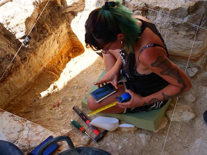 La investigadora Stefanía-Titton en el yacimiento de Barranco León.