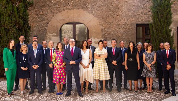 Foto de familia del nuevo equipo de gobierno universitario. 