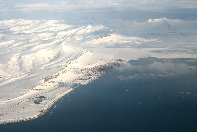 Fotografía aérea de una zona costera de las Islas Svalbard (Noruega).