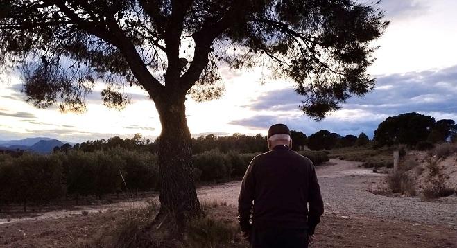 Un hombre mayor en el medio rural. 