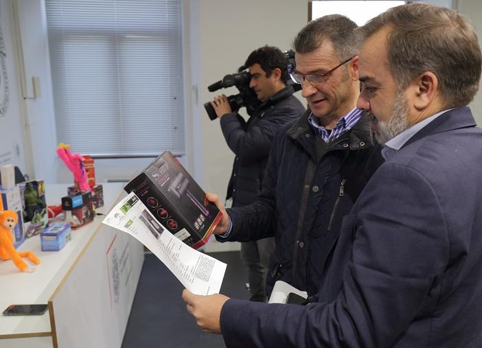 El concejal Jacobo Calvo examina uno de los productos retirados. 