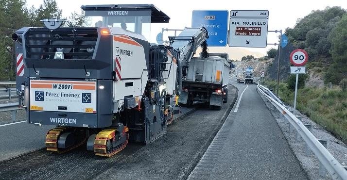 Trabajos de reasfaltado en la A-92 a la altura de la Venta del Molinillo.