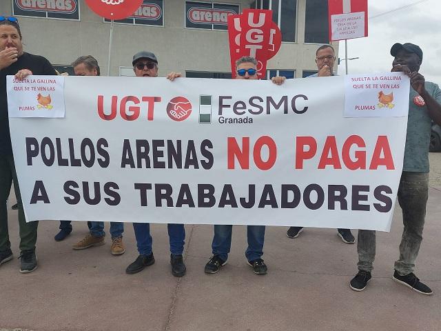 Pancarta de protesta ante el local de Cash Arenas. 