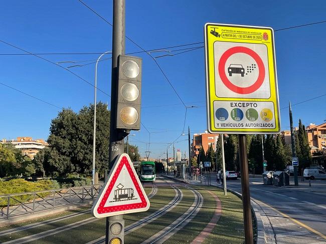Señalización de la ZBE en Granada. 