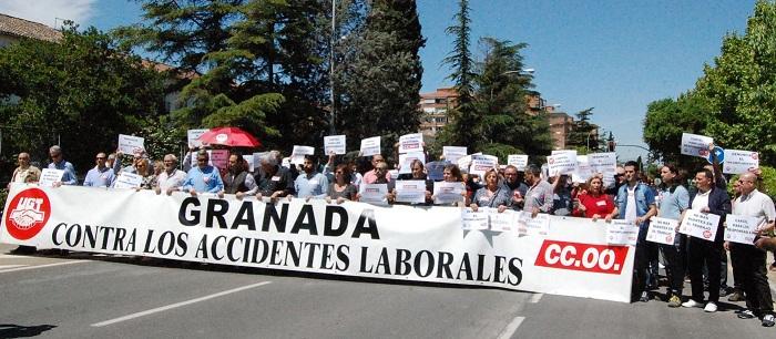 Manifestación este lunes junto la sede de los sindicatos.