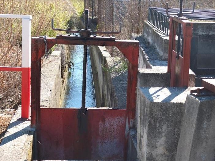 Compuerta de una acequia en la Vega. 