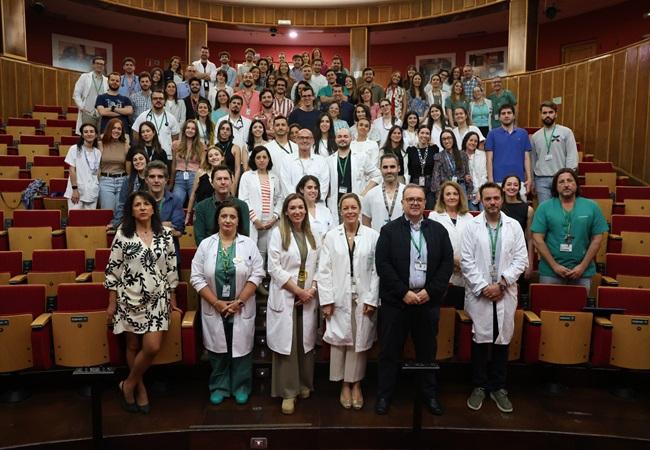 Foto de familia de los residentes, junto al equipo directivo, en primer plano.