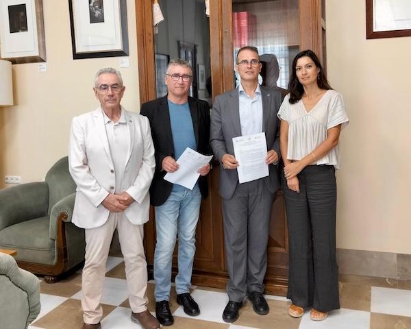 Representantes de la Facultad de Políticas y Sociología y de la asociación Andalucía y Democracia.