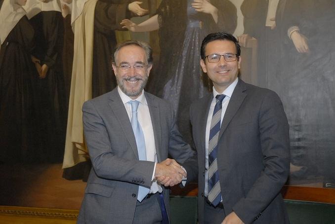 Felipe López y Francisco Cuenca celebran el acuerdo.