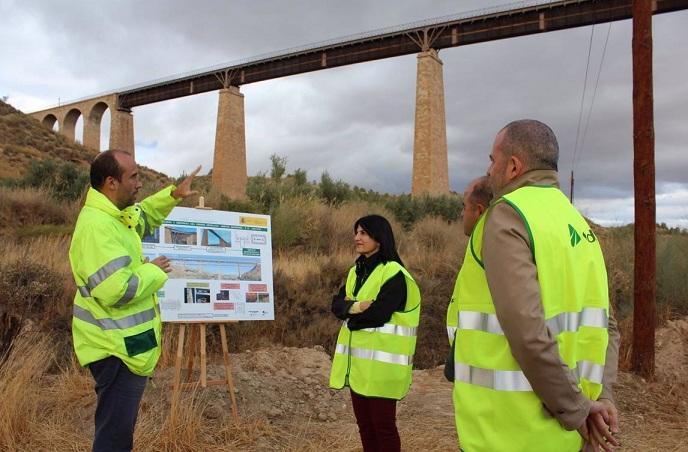 Un técnico explica a la subdelegada del Gobierno detalles de la obra. 