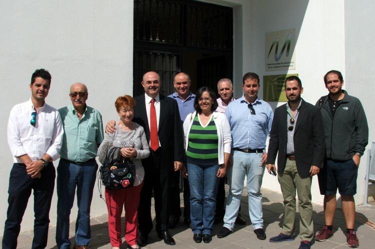 Juan Manuel Fernández, junto a representes de la Mancomunidad y alcaldes.