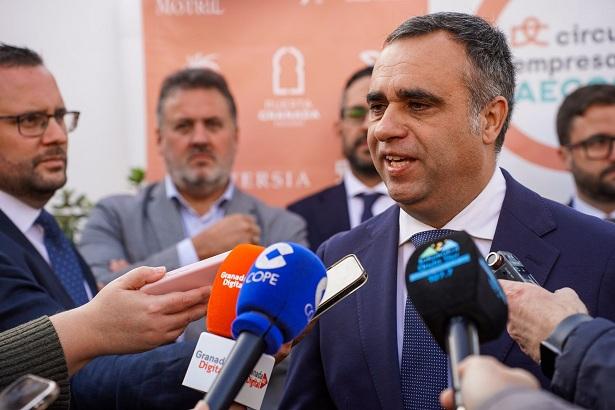 Francisco Rodríguez atiende a los medios durante un acto de Aecost.