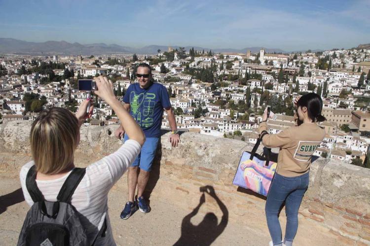 Turistas en el Albaicín.