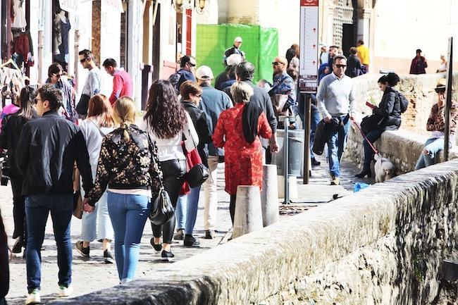 Visitantes por la Carrera del Darro.