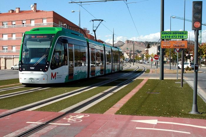 El Metro, a su paso por Albolote.