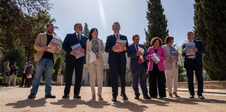 El alcalde, con los representantes de las instituciones, agentes sociales y económicos que han suscrito el pacto.