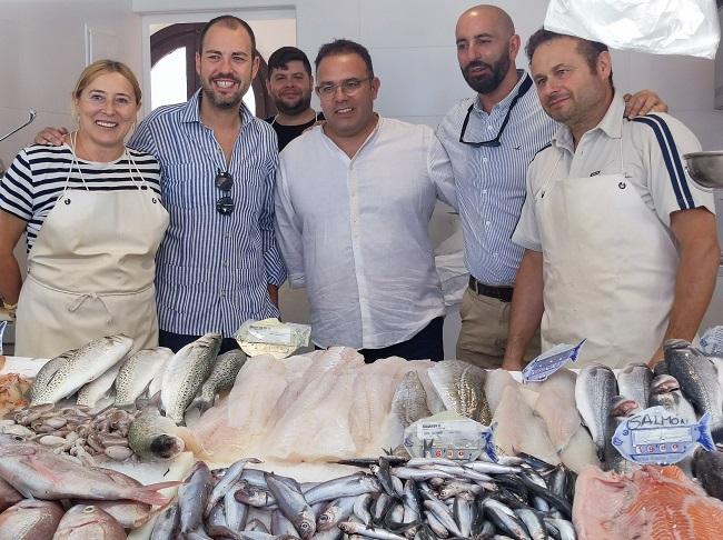 El alcalde y los ediles de Turismo y Cultura, en ell puesto de pescados del mercado.