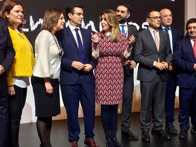 El alcalde, junto a la presidenta de la Junta, en el pabellón de Andalucía.