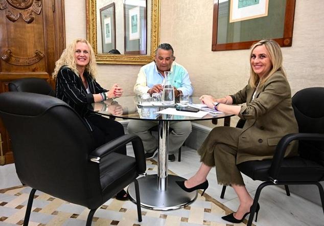 Marifrán Carazo y Elisa Campoy, con Ángel Rodríguez. 