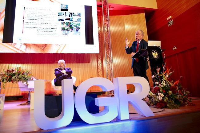 Carlos Alejaldre durante su intervención en los Diálogos de la UGR.