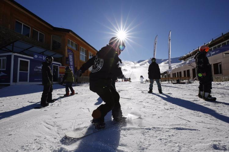 Snowboarders, este viernes, en Sierra Nevada.