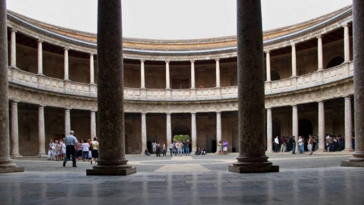 Turistas en el Palacio de Carlos V.