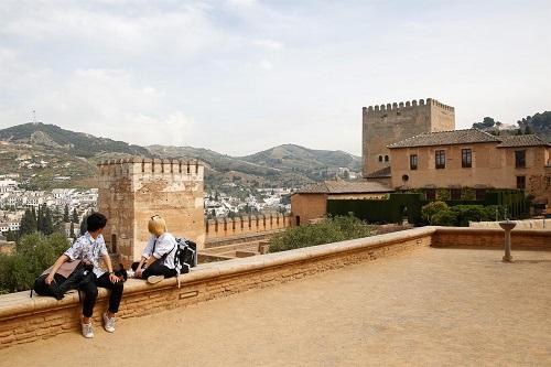 Dos visitantes, en la Alhambra. 