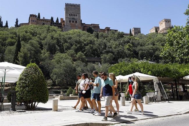 Paseantes bajo la Alhambra. 