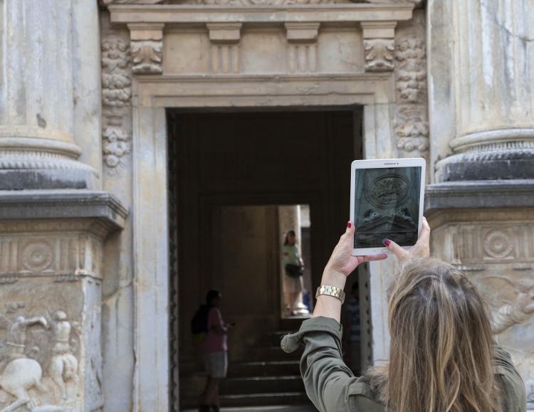 Una turista durante su visita a la Alhambra.