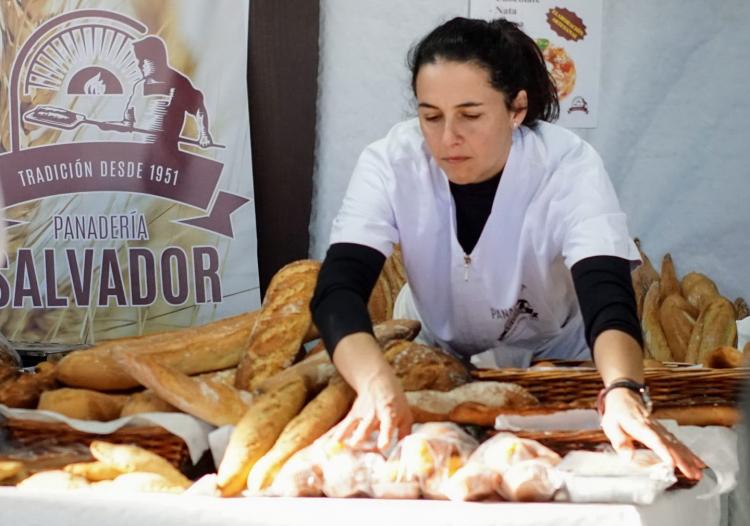 Alicia Casas, en su panadería de Gójar.