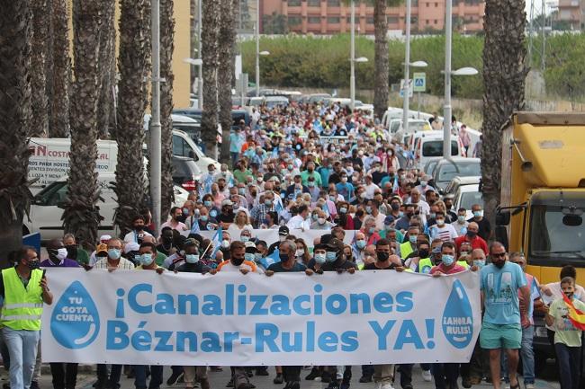 La manifestación a su paso por la Avenida Costa del Sol de Almuñécar.