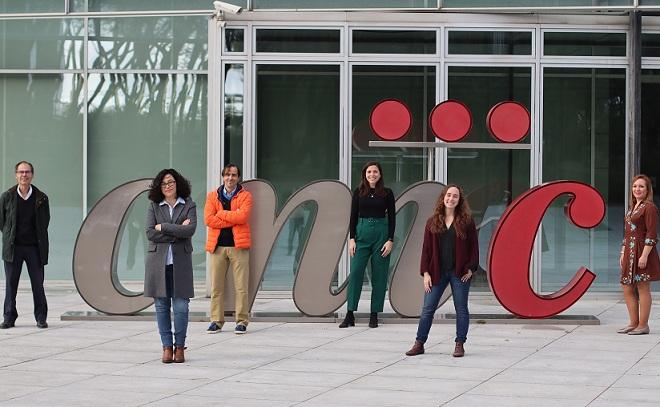 Almudena Ramiro, a la izqda., con su equipo. 