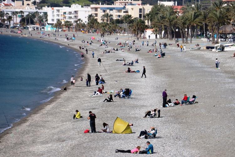 Ambiente en la playa de La Herradura este sábado al mediodía.