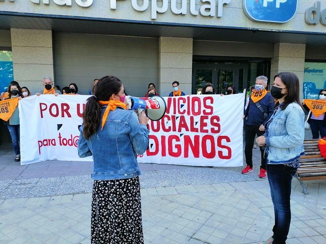 Ana Vanessa García atiende a los trabajadores. 